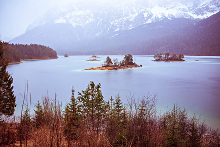 Eibsee 湖在阿尔卑斯山在春天的雨天气, 加米斯帕腾基辛加米斯帕腾基辛, 德国