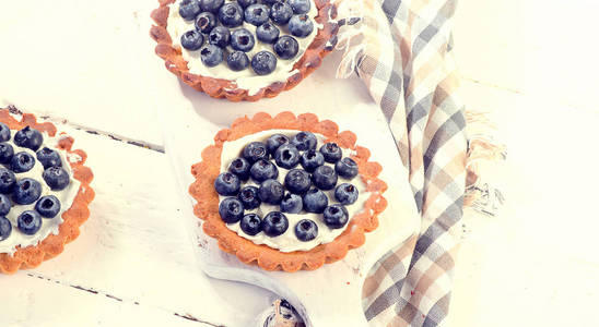 与新鲜蓝莓甜馅饼图片