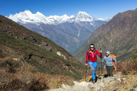 年轻人走在山的徒步旅行者