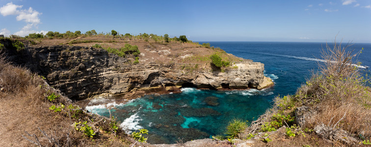 在 Nusa Penida 岛海岸线