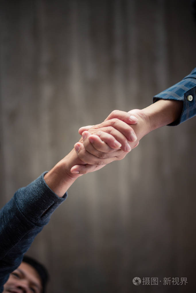 两个人在见面和交换想法并找到相互协议后握手.