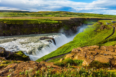 大量的水撞上了一条狭窄的峡谷。冰岛最风景如画的瀑布Gullfoss 在 Hvitau 河上。极端与 phototourism