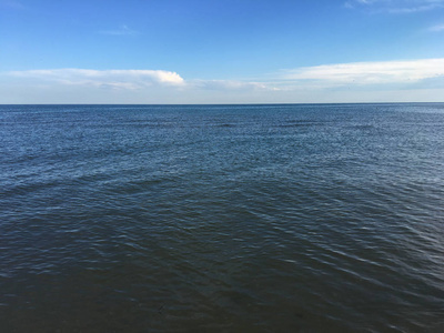 平静的蓝色海与地平线上的白云, 在 Bibione, 威尼托, 意大利