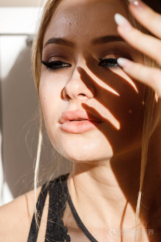 脸上有阴影的感性女人的镜头