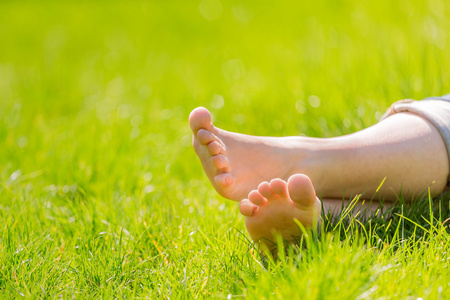 光着脚两个脚底脏的女孩光着脚走在大街上的女孩光着脚搔痒的羽毛光着