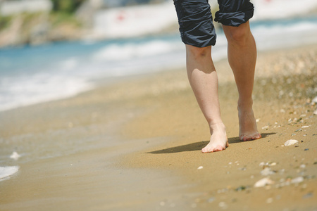 女性的脚，在海滩上