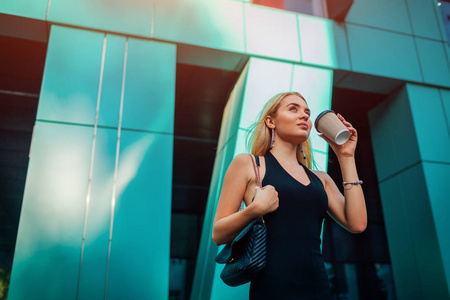 年轻的金发女商人, 在城市的现代商务中心的咖啡打破。户外时尚成功女性肖像