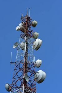 微波系统。无线通信天线, 具有明亮的天空。带蓝天天线的通信塔