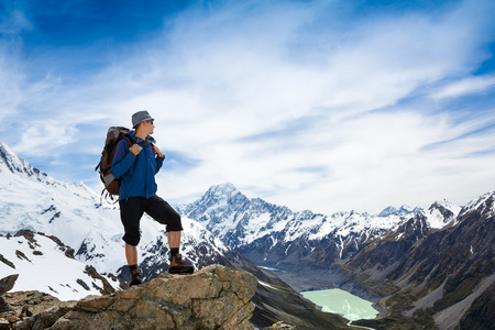 与背包和山的全景旅游