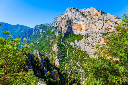 在法国阿尔卑斯山陡峭风景如画的悬崖。迷人的旅程到最美丽的峡谷在欧洲韦尔东。生态极端主动旅游理念