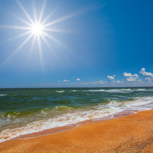 在炎热的夏季海洋海岸