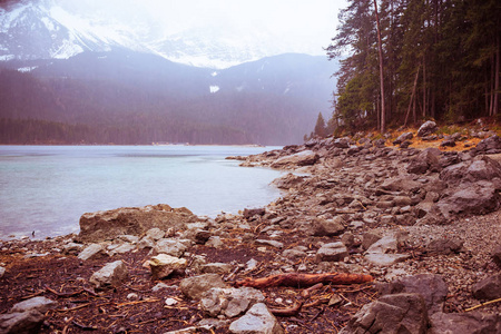 Eibsee 湖在阿尔卑斯山在春天的雨天气, 加米斯帕腾基辛加米斯帕腾基辛, 德国