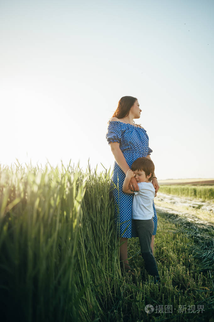 stilish 的母亲和英俊的儿子在大自然中玩得很开心.幸福的家庭观念.