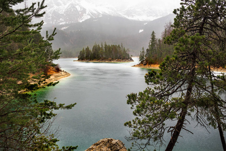 Eibsee 湖在阿尔卑斯山在春天的雨天气, 加米斯帕腾基辛加米斯帕腾基辛, 德国