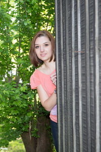 有趣漂亮的年轻女子背后小屋木玩凉爽的一天