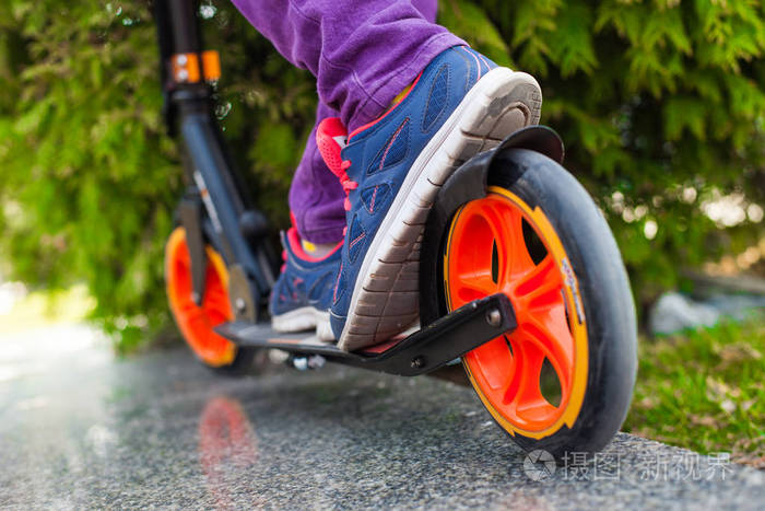 脚踩滑板车