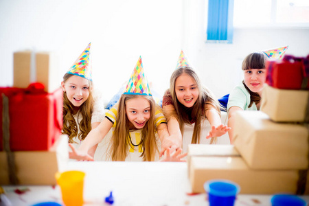 女孩庆祝生日