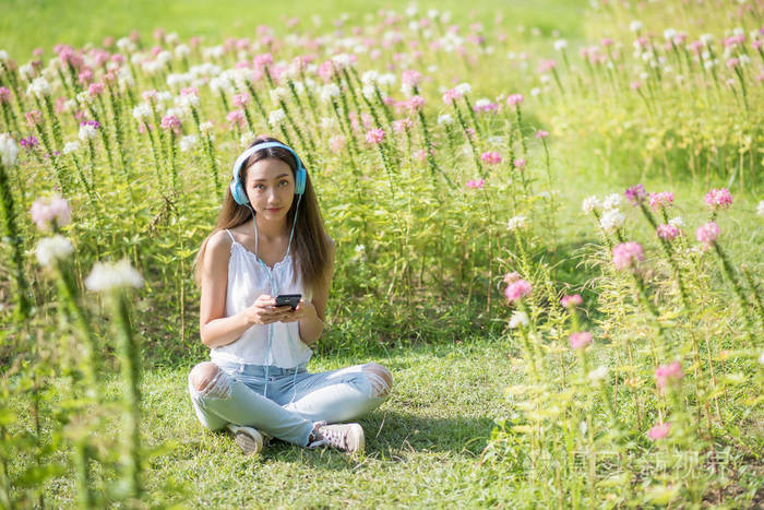 户外生活方式.自由概念.夏日公园里的黑发女人
