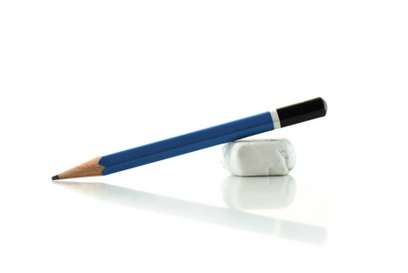 铅笔和橡皮白色背景上图片