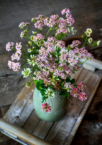 一束花在夏日野花的花瓶上, 在一张木桌上, 在乡村风格上