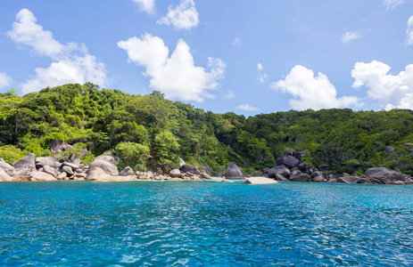 岩石海和蓝天的自然背景