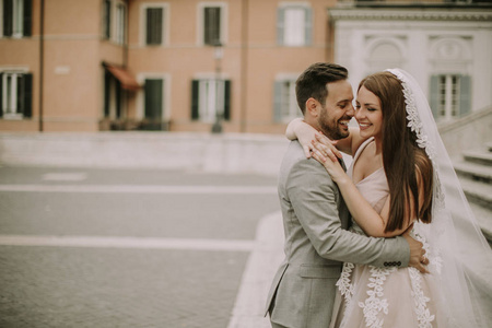 意大利罗马西班牙阶梯上的年轻新婚夫妇