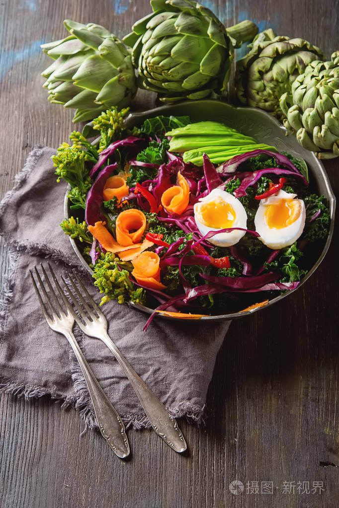 新鲜蔬菜沙拉配甘蓝羽衣甘蓝西兰花胡萝卜鸡蛋 avo