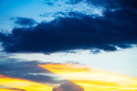 cloudsfor 背景下日落后的七彩天空暮光天空