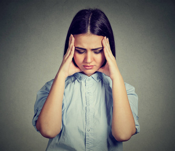 忧伤美丽的女人,与担心强调俯视的表情照片