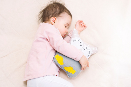 可爱的小女孩的孩子睡着美丽与猫头鹰玩具的肖像