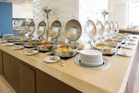 早餐在宾馆在宾馆餐厅自助餐桌照片