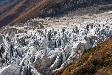 查看在尼泊尔境内的马纳斯卢峰冰川