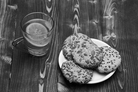 茶时间的传统小吃。饮料和自制物品的概念。燕麦饼干