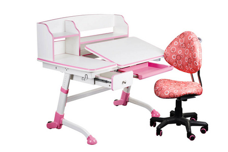 粉红色的学校课桌和粉红色椅子
