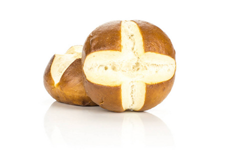 新鲜的巴法力亚面包包子分离白色背景两个烤 loave
