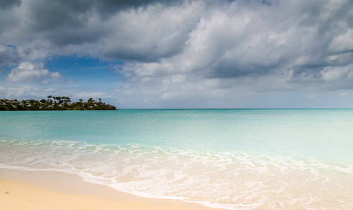 加勒比安提瓜和 Barbudas 山谷教堂海滩全景图