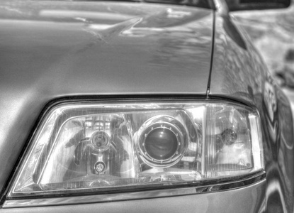 黑色和白色特写的汽车车灯