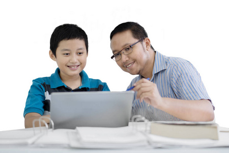 年轻人的肖像引导他的学生使用笔记本电脑, 在白色背景下隔离