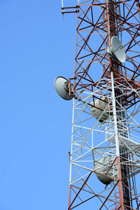 微波系统。无线通信天线, 具有明亮的天空。带蓝天天线的通信塔