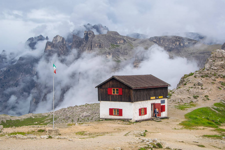 在意大利多洛米蒂山的山间小屋图片