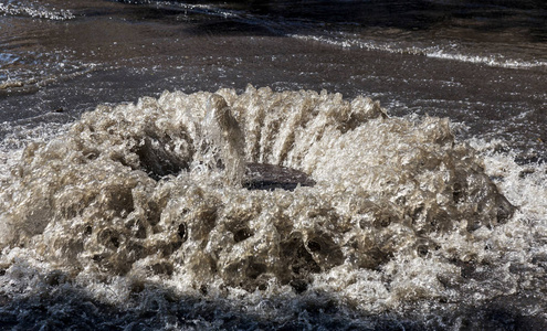 水从排水舱口流出.污水排水喷泉.污水系统事故.