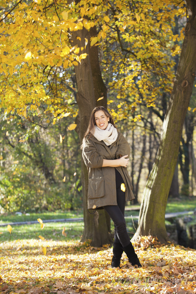 美丽而幸福的女人,在秋天的公园散步.秋天的季节