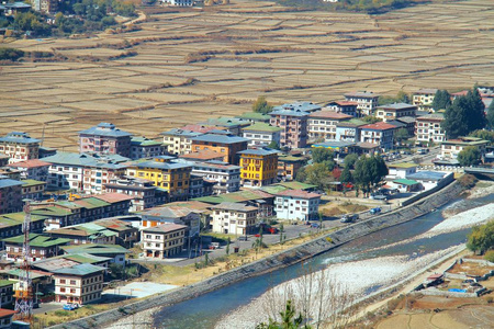 Paro 市与色彩缤纷的房子景观附近一家集研发的鸟瞰图