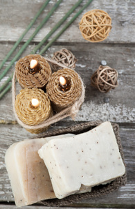 天然的橄榄皂和蜂蜜蜡烛图片