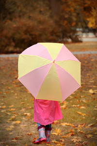 漂亮的小女孩用伞