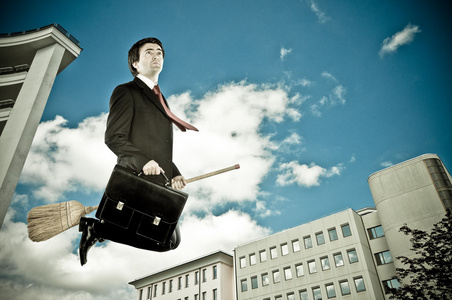 商人和他的飞天扫帚在城市景观中飞翔