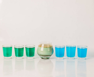 七色喝射击，不同的玻璃形状，蓝色，绿色和