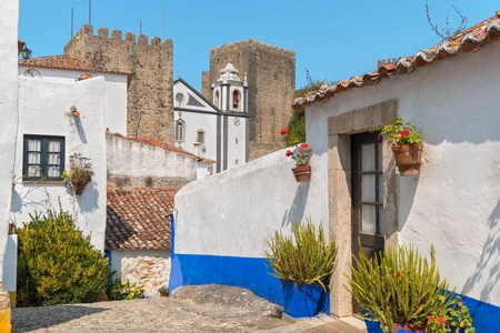 狭窄的街道在老城堡附近。奥比都斯, 埃斯特雷马杜拉, Portuga