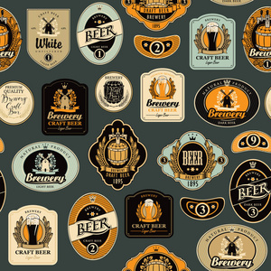 以啤酒为主题的矢量无缝图案, 带有桶啤酒杯磨坊月桂花圈小麦耳等复古风格的各种啤酒标签。