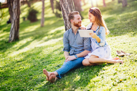 美丽的夫妇一起学习为考试性质照片
